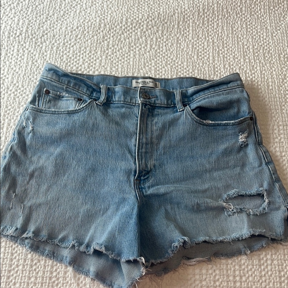 Abercrombie 4” Mom Short Curve Love- High Rise